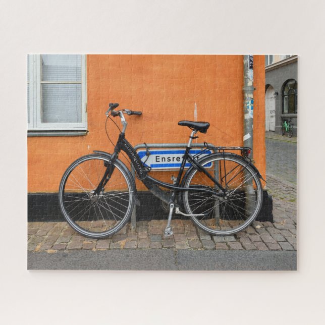 Quebra-cabeça Bicicleta Negra Contra Muro Laranja, Aarhus, Dinam (Horizontal)