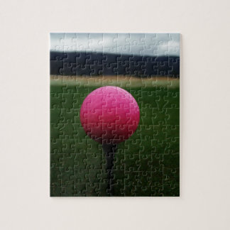 Quebra-cabeça Bola de Golfe Rosa em campo de golfe na montanha
