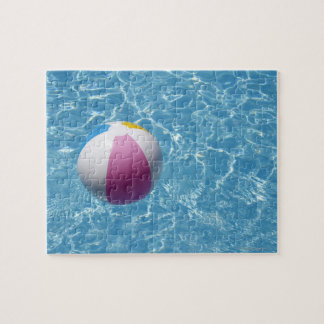 Quebra-cabeça Bola de praia na piscina