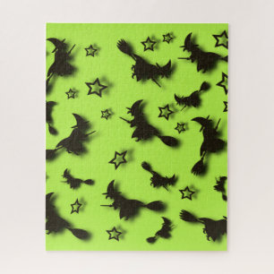 Quebra-cabeça bruxa voadora entre as estrelas na noite de Hallow