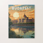 Quebra-cabeça Budapest Hungary Viagem Art Vintage<br><div class="desc">Design de viagem de vetor retrô de Budapeste em estilo emblema. Budapeste,  capital da Hungria,  é bissecada pelo rio Danúbio. Sua Ponte em Cadeia do século XIX conecta o distrito de Hilly Buda com Pest plano.</div>