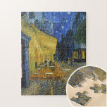 Quebra-cabeça Café Terrace por Vincent Van Gogh<br><div class="desc">Essa pintura de uma vista colorida ao ar livre é uma obra pitoresca, a visão de um espectador relaxado que desfruta do charme de seu entorno sem nenhuma preocupação. Recorda o humor de Van Gogh quando escreveu que "a noite está mais viva e mais rica do que o dia." O...</div>