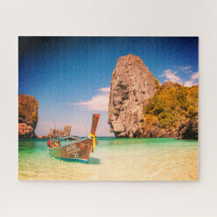 Quebra-cabeça Calm Ocean Beach com Barco e Rochas ou sua foto