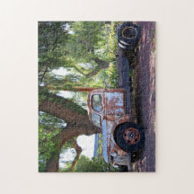 Caminhão velho do leito sob uma árvore