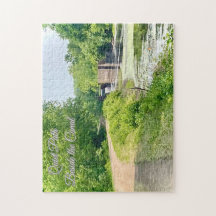 Caminho silencioso ao lado do canal