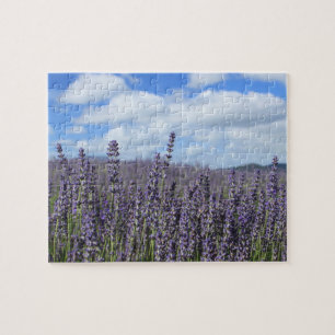 Quebra-cabeça Campo de Lavanda com céu azul e nuvens brancas