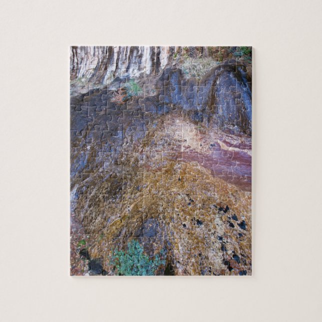 Quebra-cabeça Cara do penhasco com cachoeira e crescimento (Vertical)