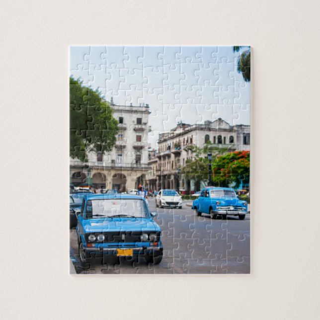 Quebra-cabeça Carros antigos nas ruas de Havana (Vertical)