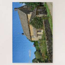 Quebra-cabeça Casa de campo inglesa com jardim e bandeira