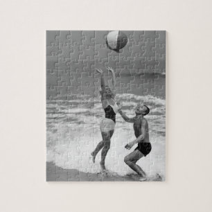 Quebra-cabeça Casal que joga com um Beachball