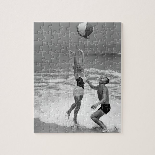 Quebra-cabeça Casal que joga com um Beachball (Vertical)