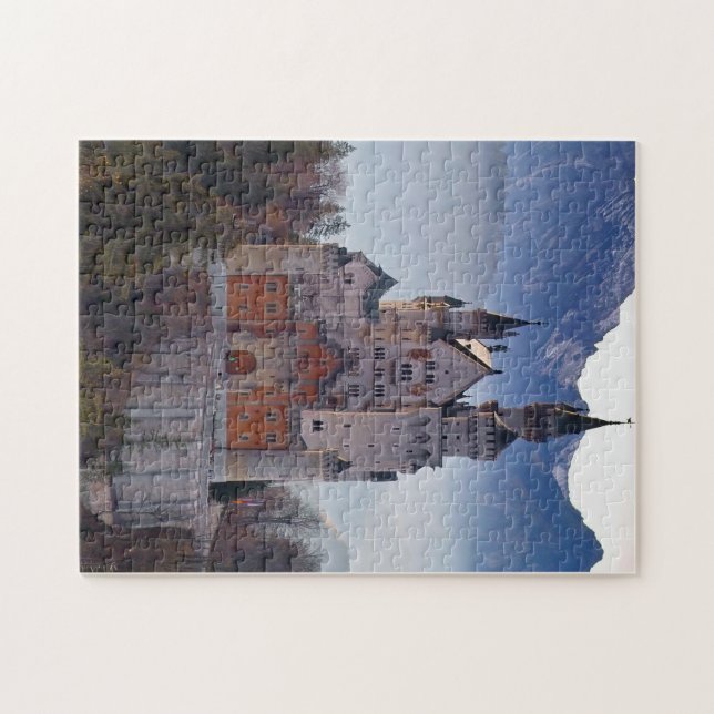 Um castelo em uma colina com uma peça de quebra-cabeça ao fundo.