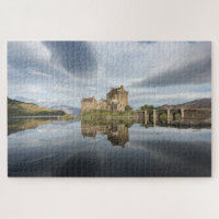 Castelo de Eilean Donan com reflexão em Scotland