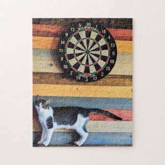 Quebra-cabeça Cat at a Dart Board Jigsaw Puzzle