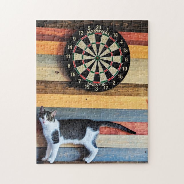 Quebra-cabeça Cat at a Dart Board Jigsaw Puzzle (Vertical)