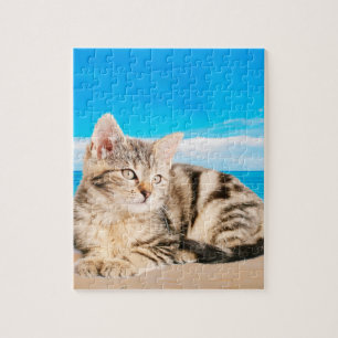 Quebra-cabeça Cat Sentado na praia da Ilha Tropical