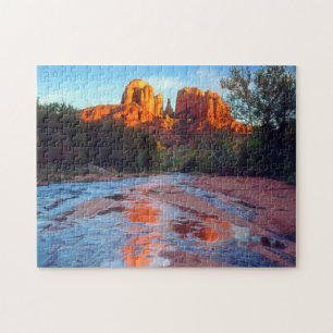 Quebra-cabeça Cathedral Rock refletida no Oak Creek ao pôr do so