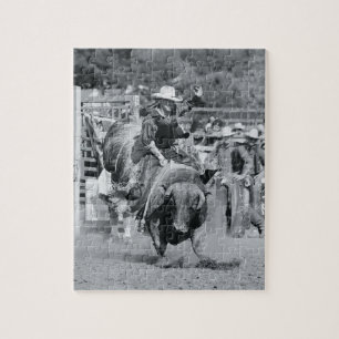 Quebra-cabeça Cavaleiro que pendura sobre ao touro bucking