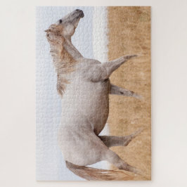 Quebra-cabeça Cavalo cinza caminhando pelo campo