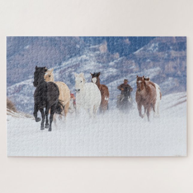 Quebra-cabeça Cavalo Correndo Através da Neve (Horizontal)