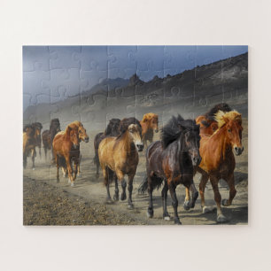 Quebra-cabeça Cavalos Selvagens Montanhas de Deserto Poeirentas 