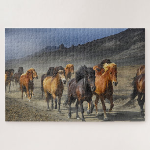 Quebra-cabeça Cavalos Selvagens Montanhas de Deserto Poeirentas 