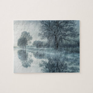 Quebra-cabeça Cena Nebulosa de Inverno de um Lago, com Árvores e