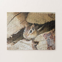 Quebra-cabeça Chipmunk numa pilha de madeira