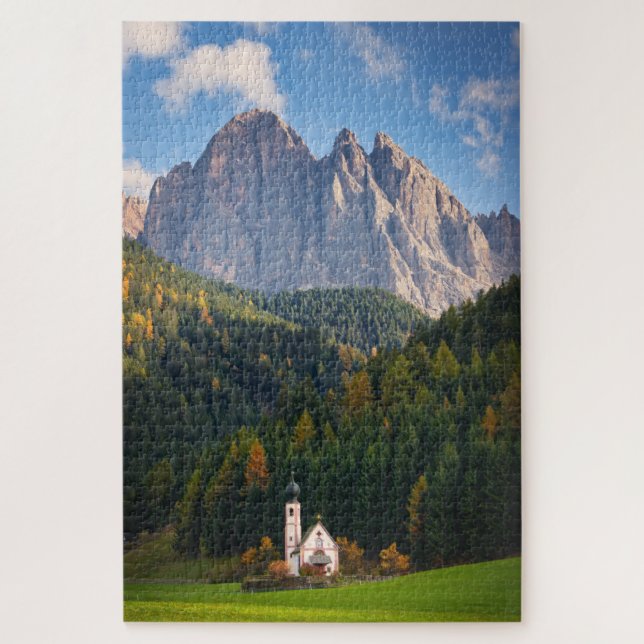 Quebra-cabeça Church in front of Dolomites mountains in Italy (Vertical)