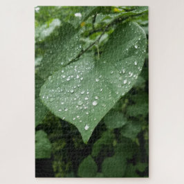 Quebra-cabeça com folha verde e gotas de chuva