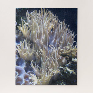 Quebra-cabeça Coral branco pálido vivo na água do oceano escur