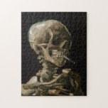 Quebra-cabeça Crânio com cigarro queimado Vincent van Gogh Art<br><div class="desc">Vincent van Gogh (neerlandês, 1853-1890) Skull of a Skeleton with Burning Cigarette, 1885-86, Oil on canvas Unframed: 32 cm × 24, 5 cm (13 pol. × 9, 6 pol.) Trabalhos preparatórios de Vincent van Gogh. Essa pequena pintura faz parte da coleção permanente do Museu Van Gogh, em Amsterdã. Foi pintado...</div>
