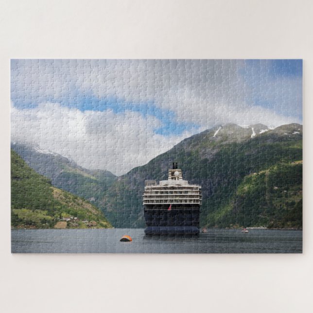 Quebra-cabeça Cruise ship in Geirangerfjord in Norway (Horizontal)