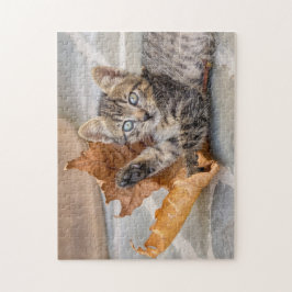 Quebra-cabeça Cute Tabby Cat Kitten Playing With a Leaf -