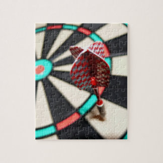 Quebra-cabeça Dardo checkered vermelho no dartboard