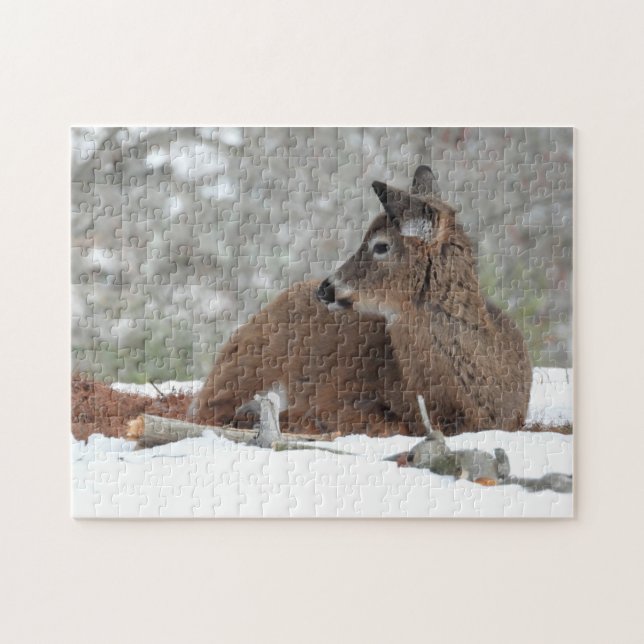 Quebra-cabeça Deer Fawn felpudo-branca descansando na neve (Horizontal)