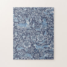 Desafiando a Natureza Azul e Branca da Floresta