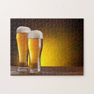 Quebra-cabeça Dois vidros das cervejas em uma mesa de madeira