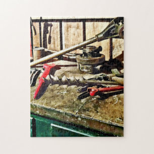 Quebra-cabeça Duas chaves vermelhas na bancada do canalizador