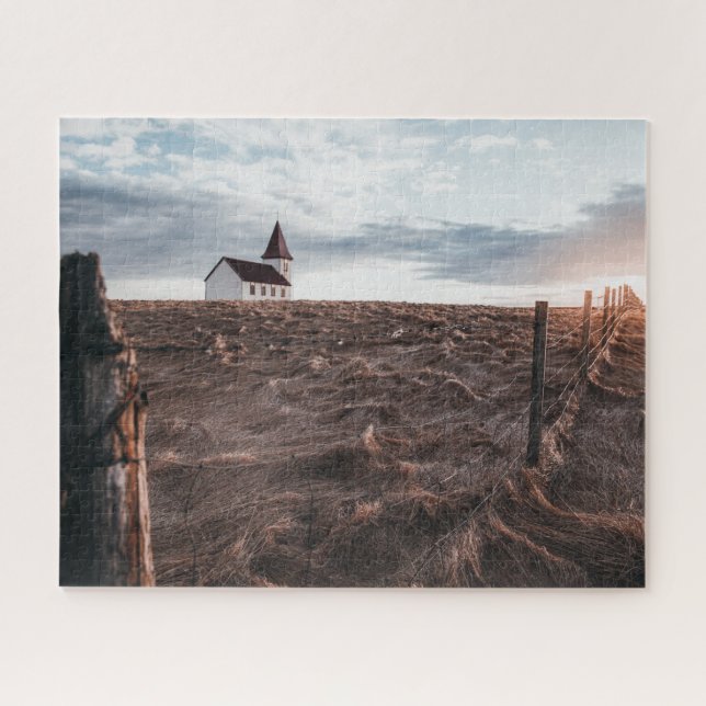 Quebra-cabeça Edifício da Igreja e Campo Hay Durante o Sunset (Horizontal)