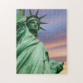 Quebra-cabeça estátua da liberdade sob o céu colorido