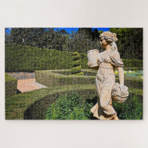 Estátua em um Jardim Primavera