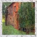 Quebra-cabeça Farmhouse em Kammer por Gustav Klimt, Vintage Art<br><div class="desc">Farmhouse at Kammer (Bauernhaus in Kammer am Attersee) (1901), por Gustav Klimt, é uma pintura de simbolismo de arte vitoriana Era das belas artes. Vista exterior de uma antiga fazenda ou edifício de celeiro com uma árvore, cerca, grama e jardins. Sobre o artista: Gustav Klimt (1862-1918) era um pintor simbolista...</div>