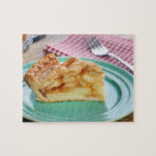Quebra-cabeça Fatia de torta de maçã cozida fresca na placa