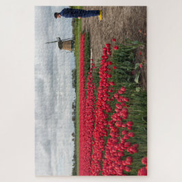 Quebra-cabeça Fazendeiro que inspeciona seus tulipas e moinho de