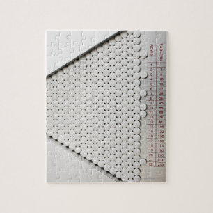 Quebra-cabeça Fechar comprimidos na bandeja de classificação