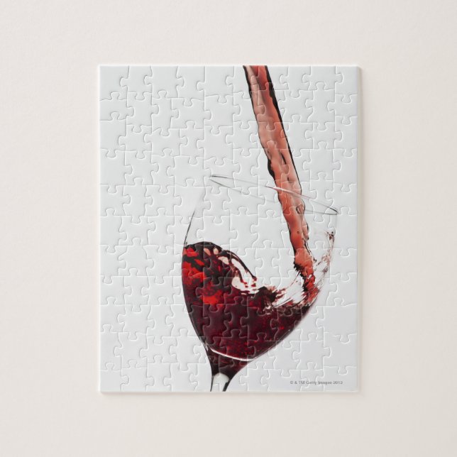 Quebra-cabeça Fechar o vinho tinto sendo derramado em vidro (Vertical)