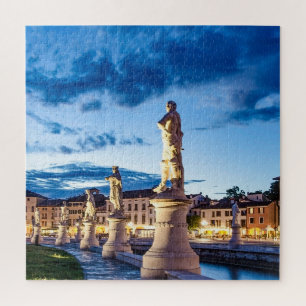 Quebra-cabeça Fila de estátuas iluminadas em Padova