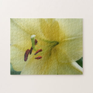Quebra-cabeça Flor de Lírio Amarela de Perto