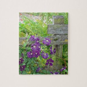 Quebra-cabeça Flores do clematis roxo na cerca de madeira